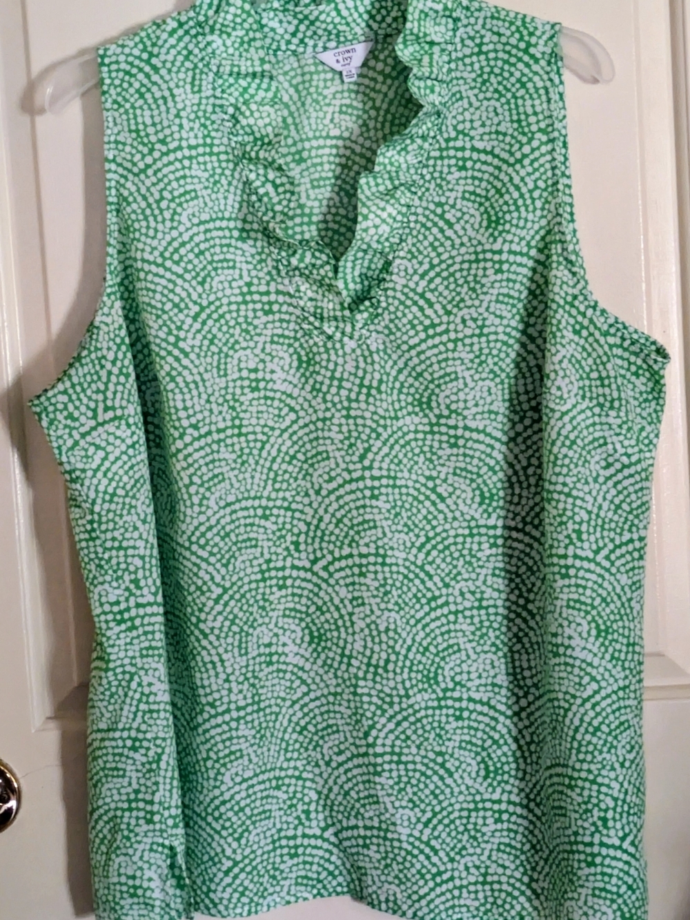Crown & Ivy Green Printed Ruffle V-Neck Sleeveless Top